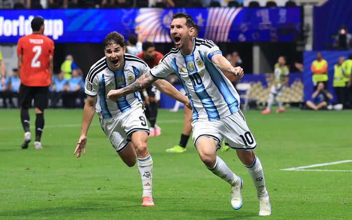 Messi lập siêu kỷ lục World Cup sau màn ngược dòng không tưởng của Argentina