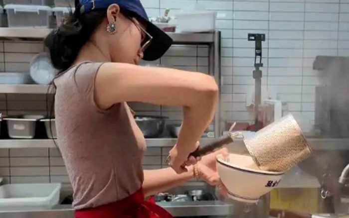 Đi làm thêm hè ở quán súp bò, nữ sinh 19 tuổi bật khóc sau khi nhận lương