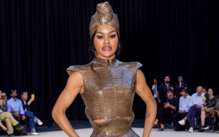 Bộ váy 'áo giáp' khiến Teyana Taylor chật vật ở Tuần lễ Thời trang Paris