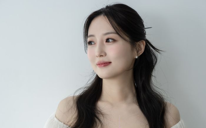 Kim So Young gây sốt với biểu cảm hạnh phúc khi 'hẹn hò trai trẻ'