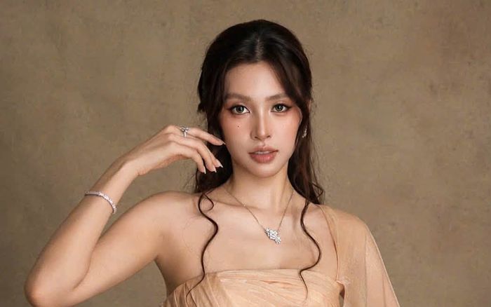 Hoa hậu Tiểu Vy khoe bờ vai thanh mảnh, visual đẹp phát sáng