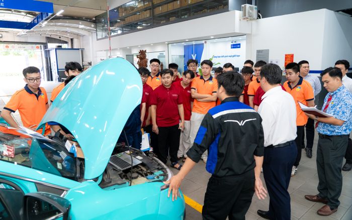 Khi xe điện trở thành xu hướng - Công nghệ ô tô điện mở lối cho người trẻ đón đầu tương lai