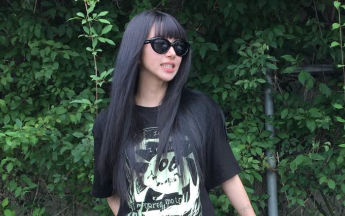 Chaeyoung (TWICE) gây chú ý với phong cách thời trang 'giấu quần', khoe đôi chân thon dài