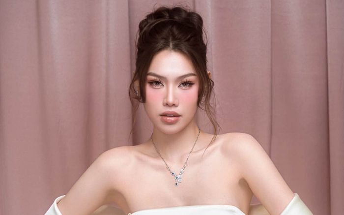 Á hậu Đỗ Cẩm Ly tự tin thả dáng trong thiết kế ôm sát, khoe đường cong cuốn hút