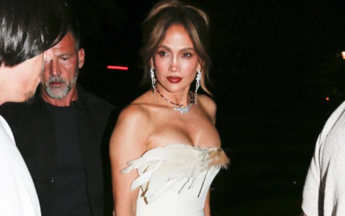 Jennifer Lopez tỏa sáng với váy lông vũ và giày 'đánh lừa thị giác'