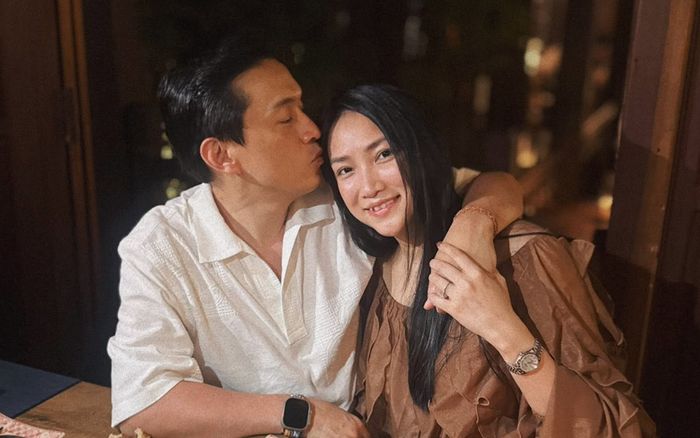 Lam Trường tình tứ bên vợ kém 17 tuổi ở Hội An