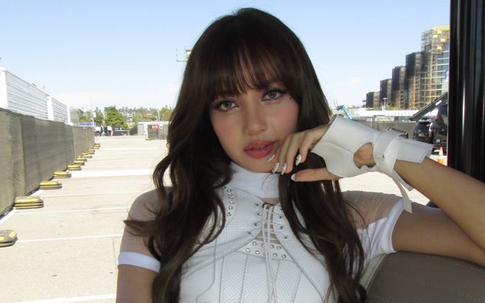 Lisa (BLACKPINK) gây tranh cãi vì diện mạo khác lạ