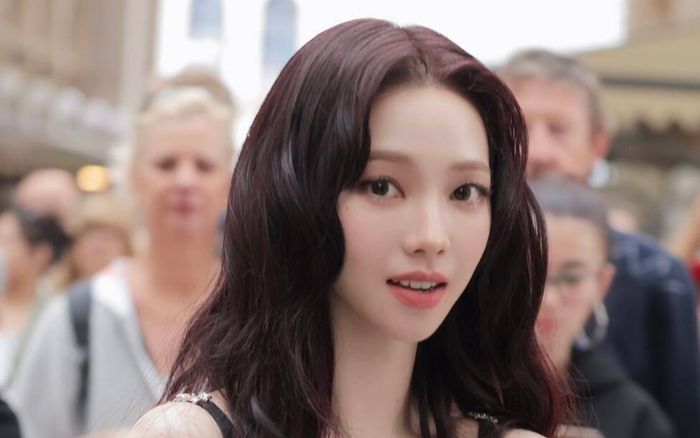 Karina (aespa) gây sốt với thái độ khi làm thủ tục xuất cảnh