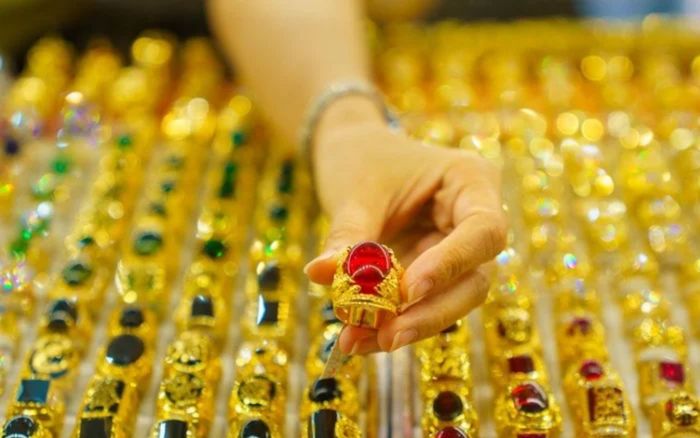 Tin tài chính hôm nay 1/8: Vàng lao dốc, USD hạ nhiệt