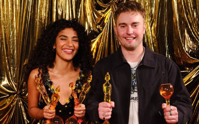 Sam Fender và Olivia Dean làm nên lịch sử, xô đổ kỷ lục 73 năm của bảng xếp hạng Anh