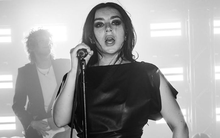 Charli XCX lập nên cột mốc lịch sử trên bảng xếp hạng album Anh