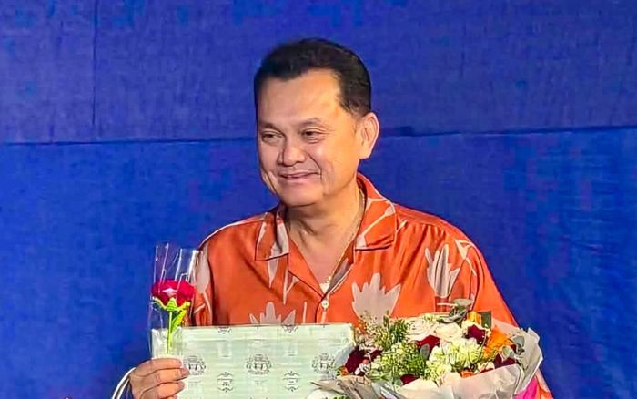 NSƯT Hữu Châu tri ân khán giả sau suất diễn cuối