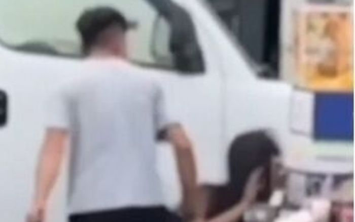 Người đàn ông liên tiếp tát bạn gái giữa chợ đêm, nguyên nhân phía sau gây bất ngờ