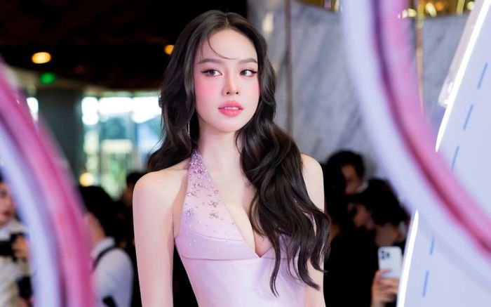 Thanh Thuỷ khiến netizen xuýt xoa với vẻ đẹp sắc sảo