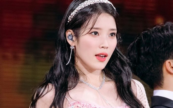 Động thái của IU giữa lúc hoãn album và concert
