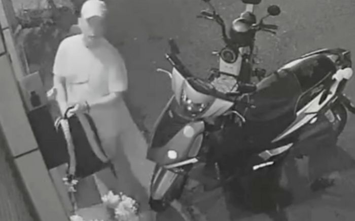Phát hiện người đàn ông trước nhà lúc nửa đêm, gia đình báo cảnh sát và sự thật không ngờ