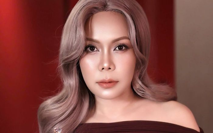 Nhan sắc 50 tuổi gây chú ý của Việt Hương