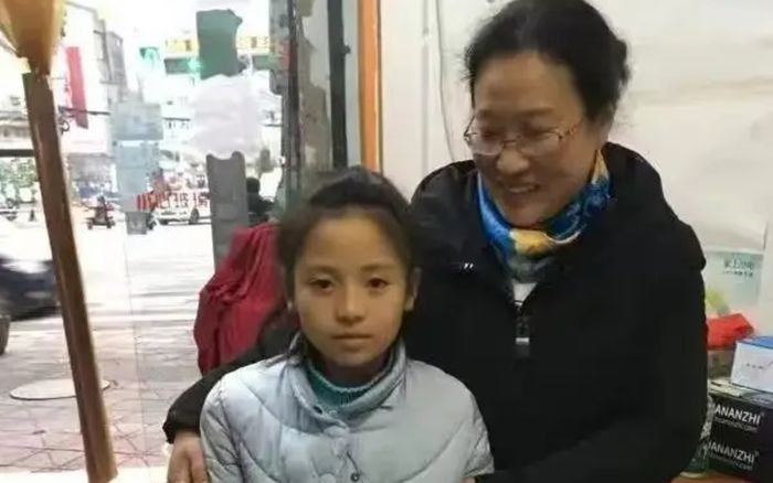Cô giáo nhận học trò mồ côi làm con nuôi, câu chuyện 8 năm sau khiến nhiều người xúc động