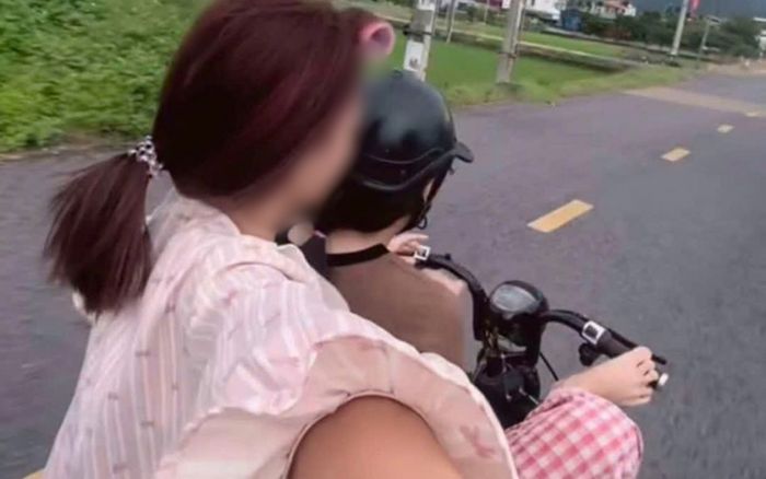 Dùng chân điều khiển xe đạp điện, nữ sinh lớp 9 nhận cái kết nhớ đời
