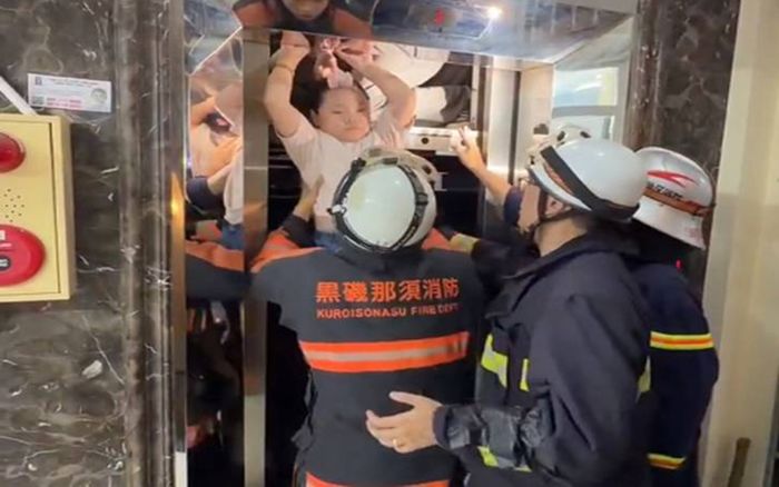Hà Nội: 8 cháu nhỏ bị mắc kẹt trong thang máy được giải cứu kịp thời