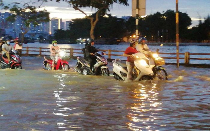 Triều cường tăng nhanh, nhiều khu vực ở TP.HCM nguy cơ ngập