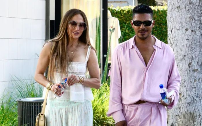 Jennifer Lopez nổi bật với set đồ hoa phong cách boho