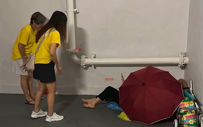 Người phụ nữ ngủ ở thang máy suốt 4 năm dù có nhà, lý do khó tin