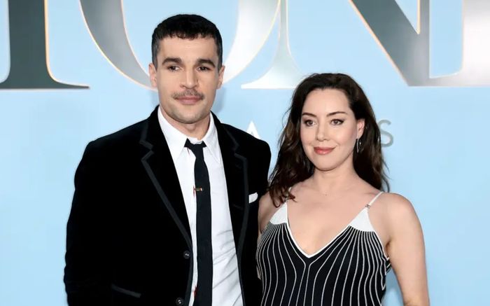 Nữ diễn viên Aubrey Plaza lần đầu xuất hiện sau khi sinh con