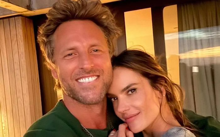 'Thiên thần nội y' Alessandra Ambrosio khoe tin vui bên bạn trai