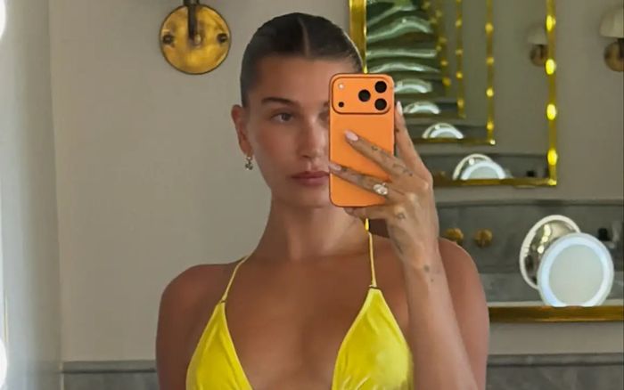 Hailey Bieber khoe sắc vóc cuốn hút, lăng xê đồ tắm nhung giữa mùa hè
