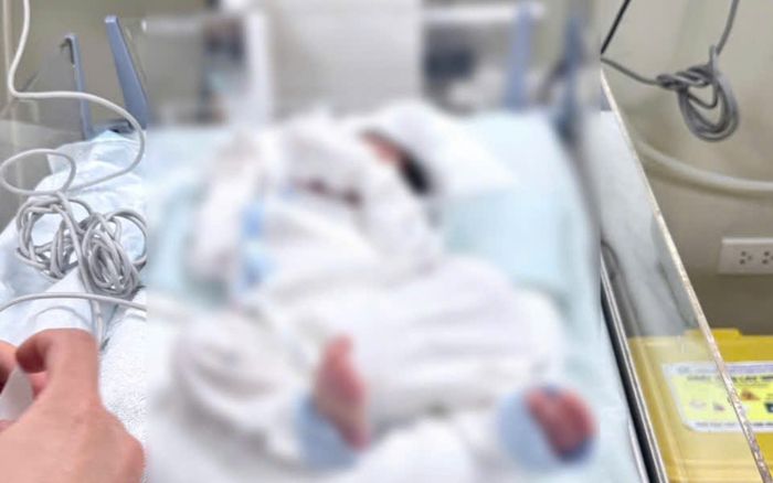Nghẹt thở khoảnh khắc bé trai mới 3 ngày tuổi được đi cấp cứu giữa giờ cao điểm