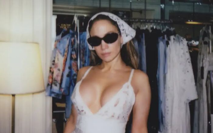 Jennifer Lopez khoe sắc vóc quyến rũ