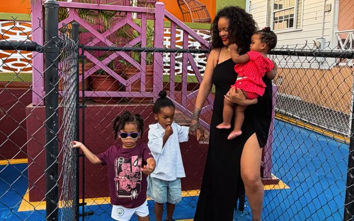 Rihanna đưa 3 con về thăm nơi đặc biệt