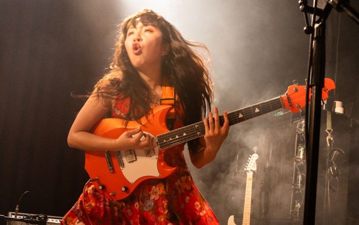 Nữ ca sĩ ném đàn guitar khiến khán giả rách đầu, nhập viện khẩn cấp