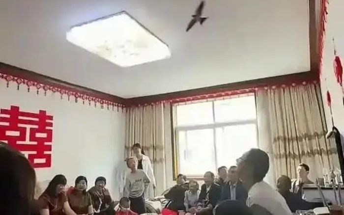 Cảnh tượng lạ xuất hiện trong đám cưới của cặp đôi trẻ, nhiều người chứng kiến xôn xao