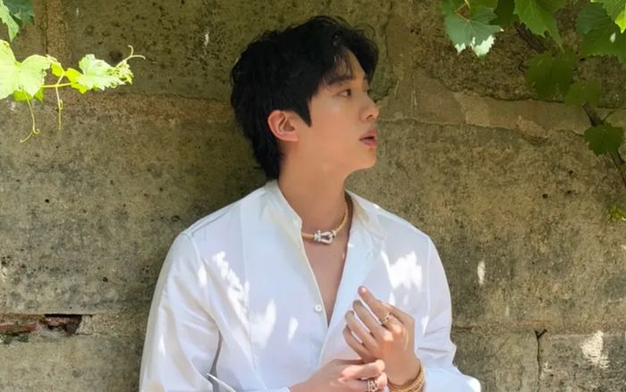 Jin (BTS) gây chú ý với khoảnh khắc tạo dáng 'khó đỡ'