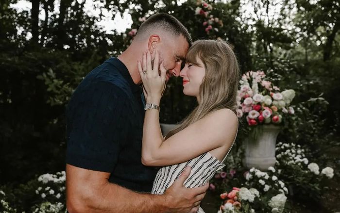 Travis Kelce lần đầu lên tiếng về 'đám cưới điên rồ' với Taylor Swift