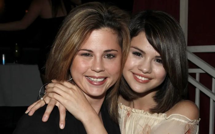 Selena Gomez và mẹ bị kiện