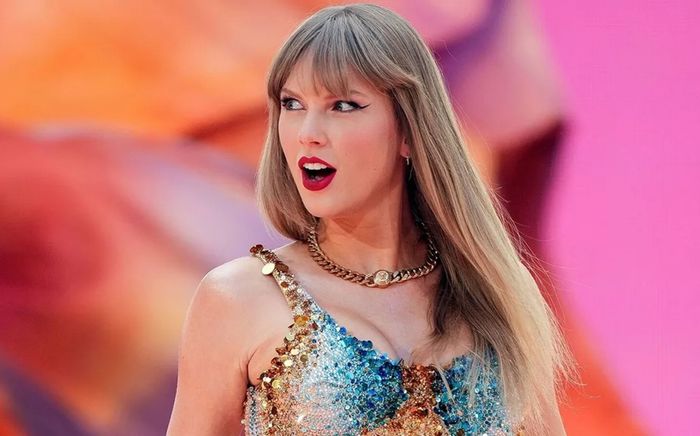 Taylor Swift gây chú ý khi xuất hiện ở London