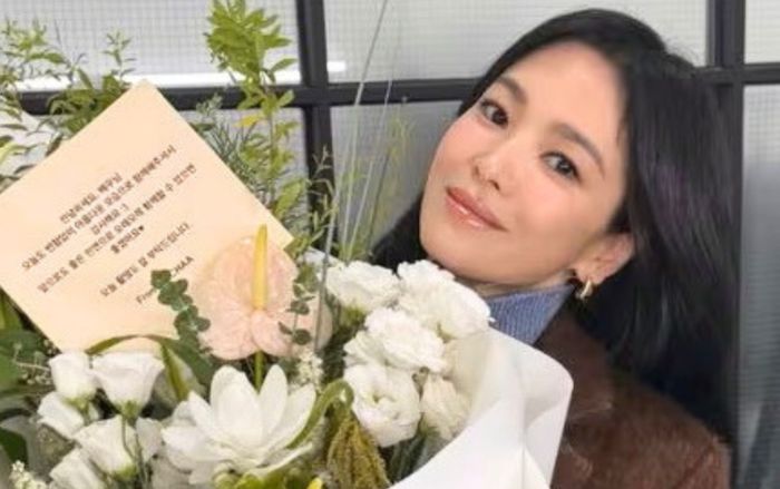 Báo Hàn Quốc khen Song Hye Kyo đẹp hơn cả hoa