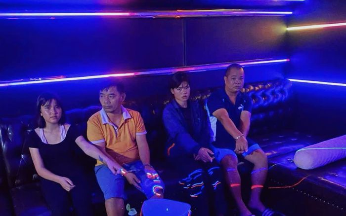 Kiểm tra phòng karaoke, phát hiện 2 cặp đôi đang có hành vi đáng xấu hổ