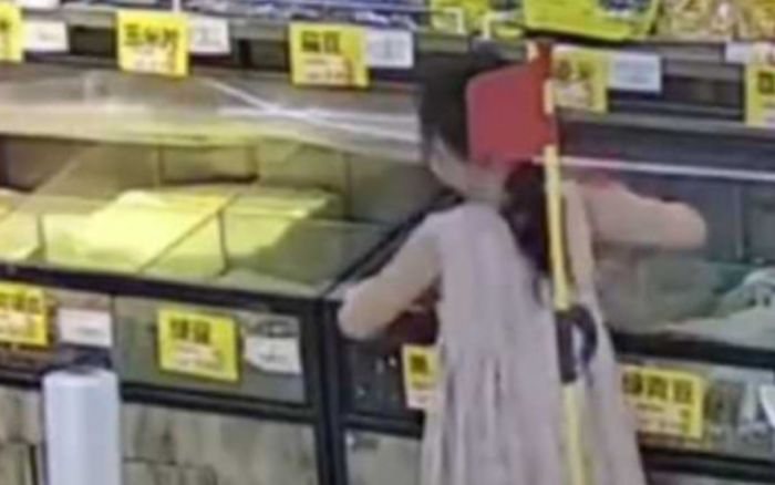 Hai đứa trẻ vào siêu thị làm một việc khiến chủ cửa hàng 'khóc ròng', thiệt hại hàng chục triệu đồng