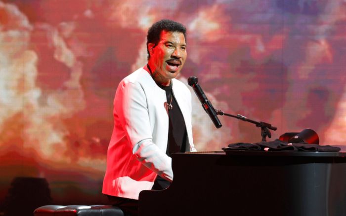 Lionel Richie mỉa mai tour diễn chung của Usher và Chris Brown