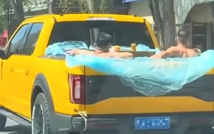 Đổ đầy nước vào thùng xe bán tải để tắm giữa đường, ba người đàn ông nhận 'cái kết' không ngờ