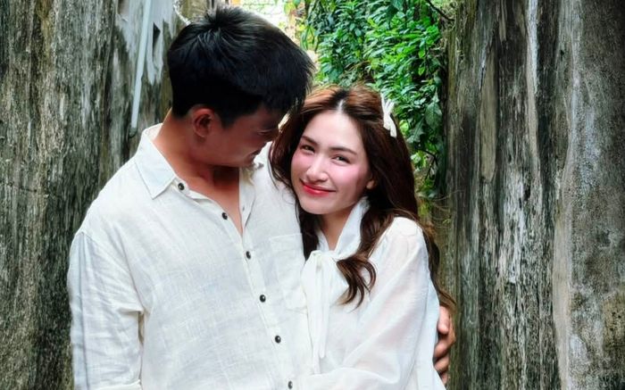 Cảnh tình tứ của Hòa Minzy bên chồng sắp cưới