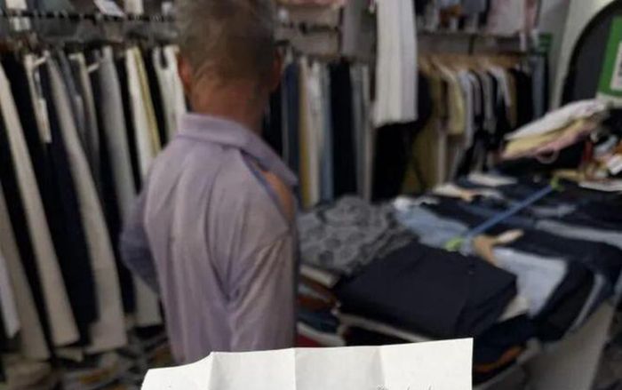 Người đàn ông mặc đồ rách đi vào cửa hàng quần áo, đưa cho chủ tiệm một tờ giấy gây xôn xao