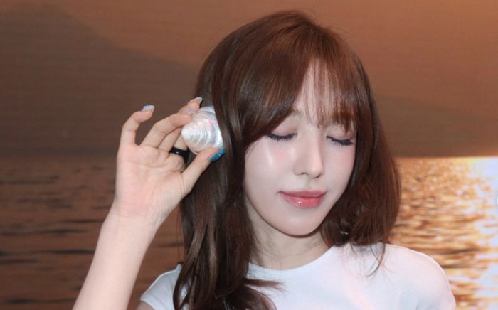 Wendy (Red Velvet) gây chú ý với phong cách đi biển táo bạo