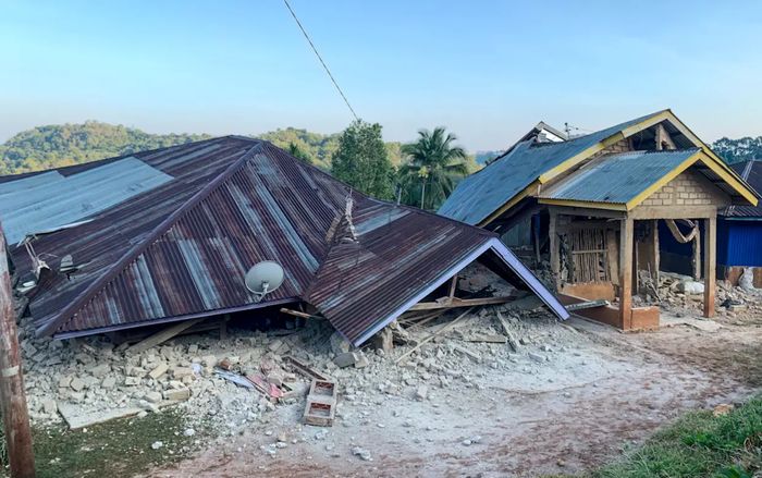 Động đất 7,7 độ ngoài khơi Indonesia, hàng loạt khu dân cư bị tàn phá