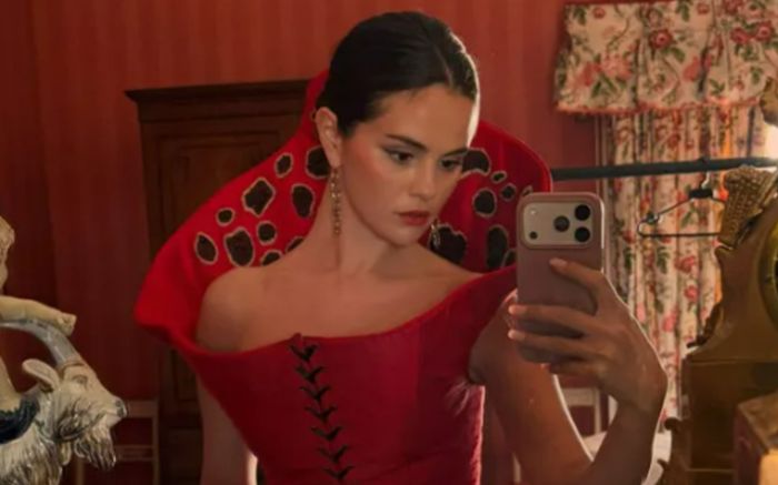 Selena Gomez nổi bật với váy corset đỏ tạo hiệu ứng đánh lừa thị giác