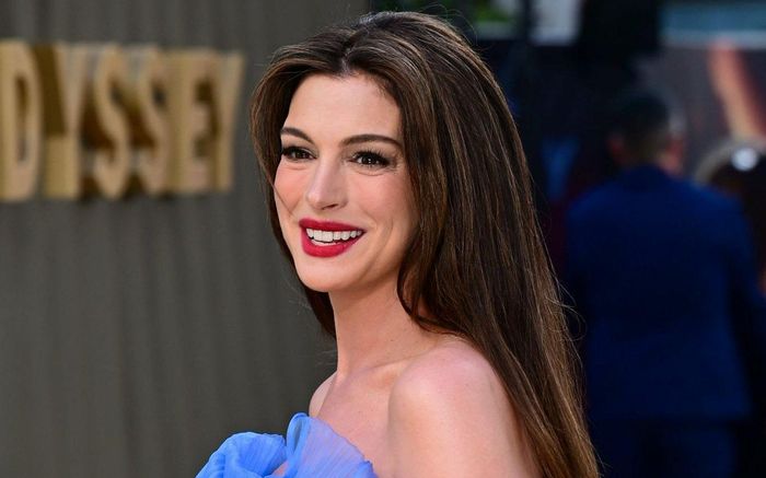 Anne Hathaway được vinh danh là Huyền thoại Disney